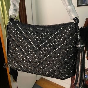 CALVIN KLEIN shoulder bag. Black leather, silver metal details, tassel included.